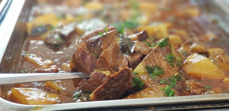 תבשיל בקר ותפוחי אדמה במגש הגשה