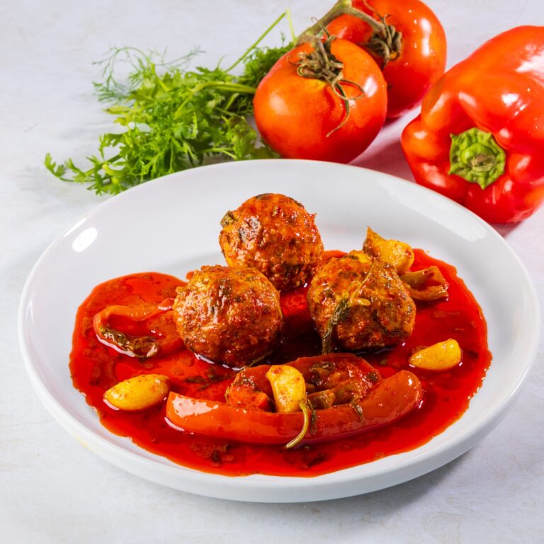 קציצות ברוטב אדום של עוּבְדָא
