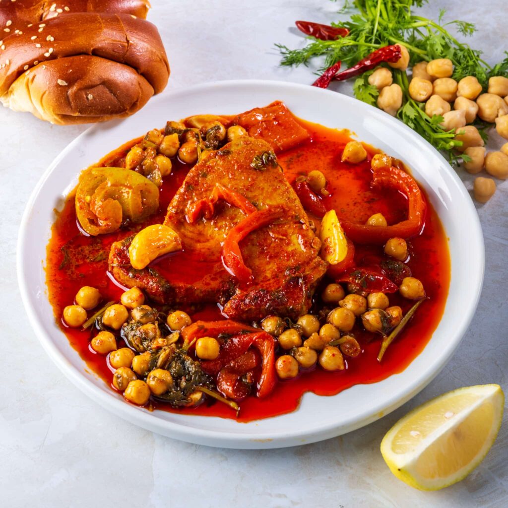 פילה דג ברוטב אדום עם גרגירי חומוס ופלפלים, אוכל לאזכרה מהסירים של עוּבְדָא