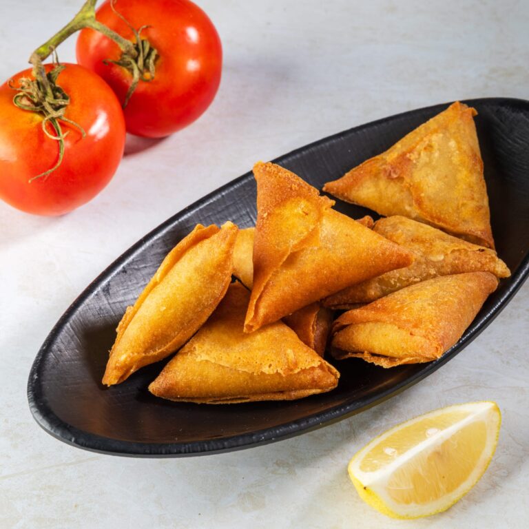 משולשי בצק מטוגנים בעבודת יד